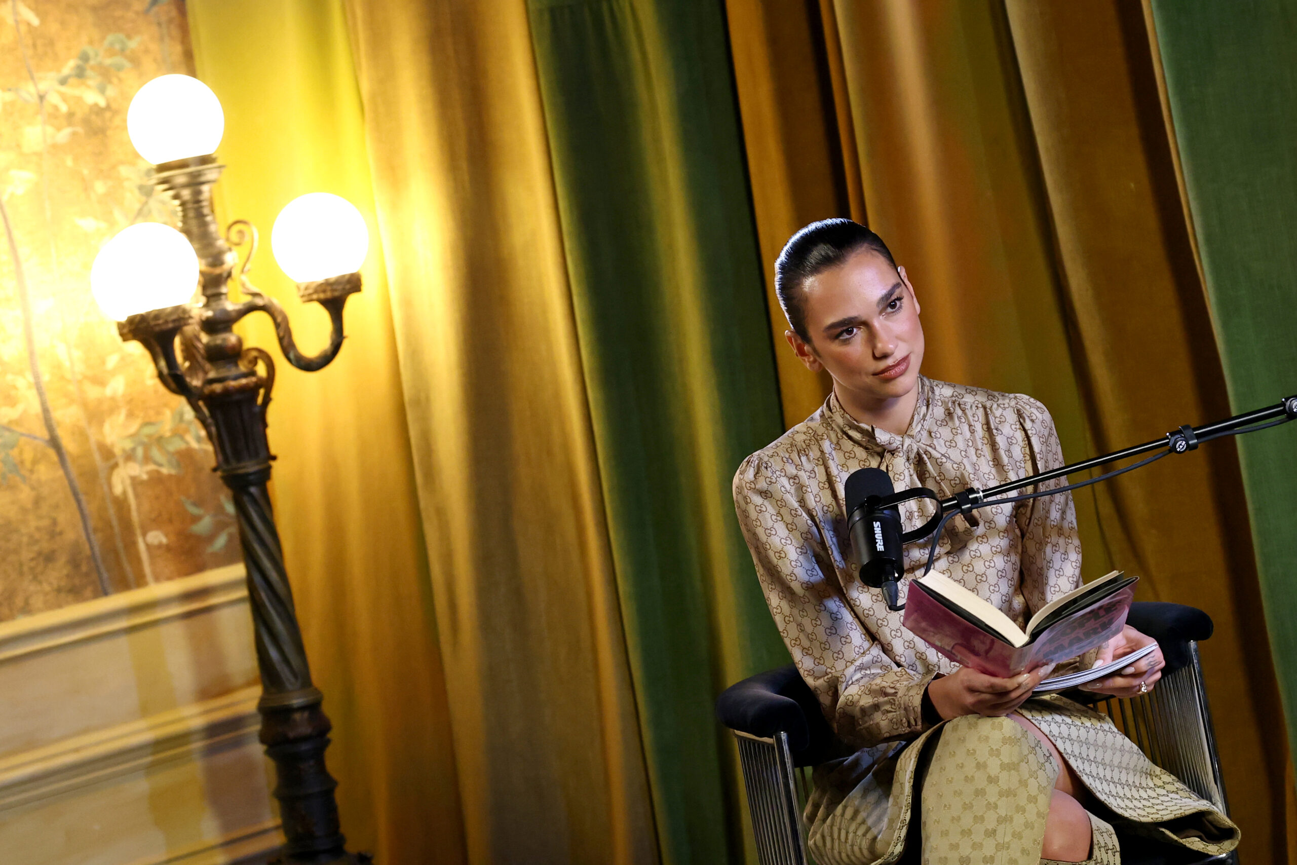 Dua Lipa e Livraria Lello apresentam a Manifesto Library no Porto