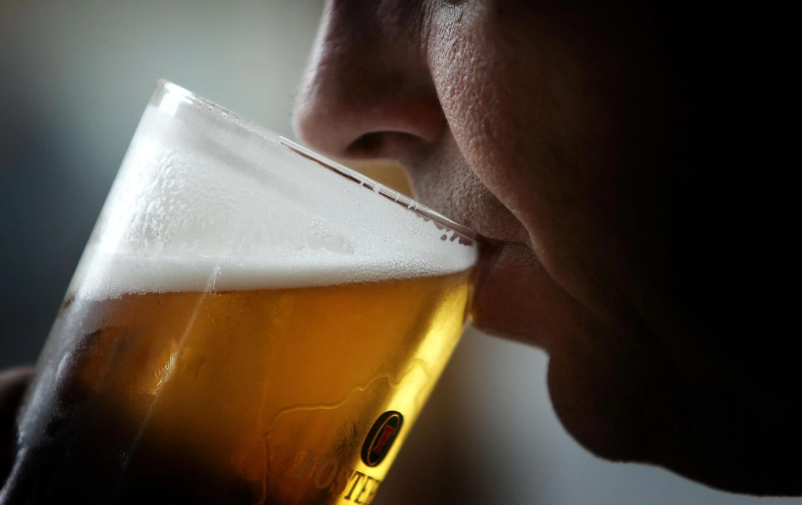 Fármaco por detrás de Ozempic e Wegovy pode ajudar a tratar o alcoolismo, sugere estudo